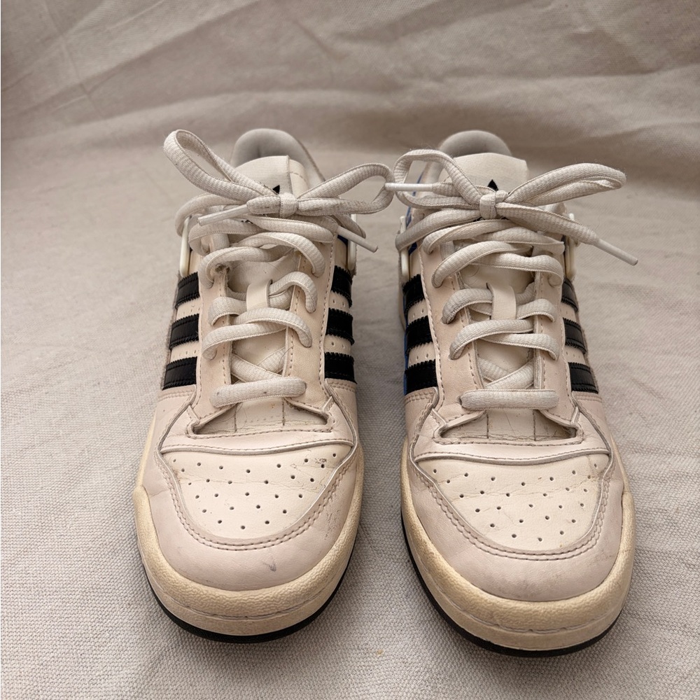 Adidas FORUM LOW SHOES Cream and Blue Sneakers - Picture 2 of 6